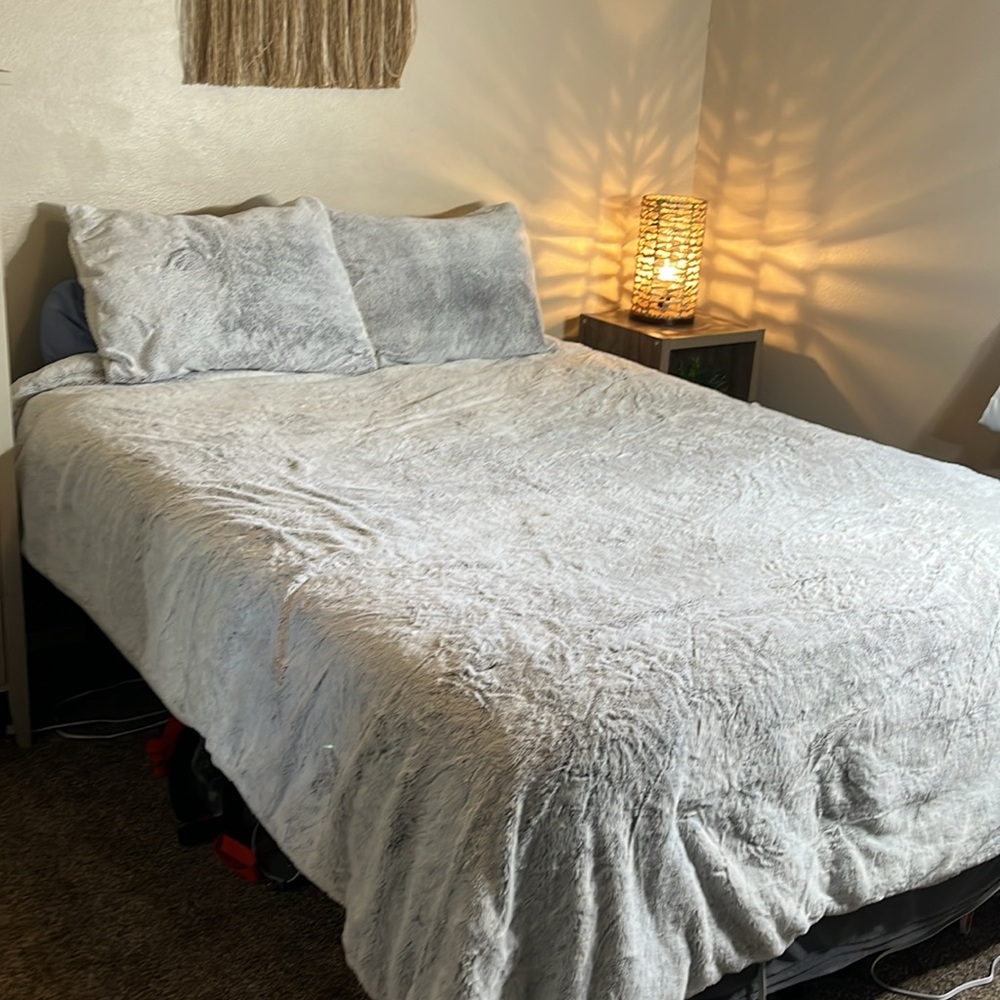 SUPER SOFT PLUSH COMFORTER & PILLOW SHAMS.